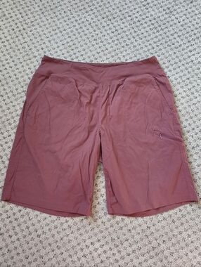 Mountain Hardwear Women's Shorts - Dusty Rose Elastic Waist